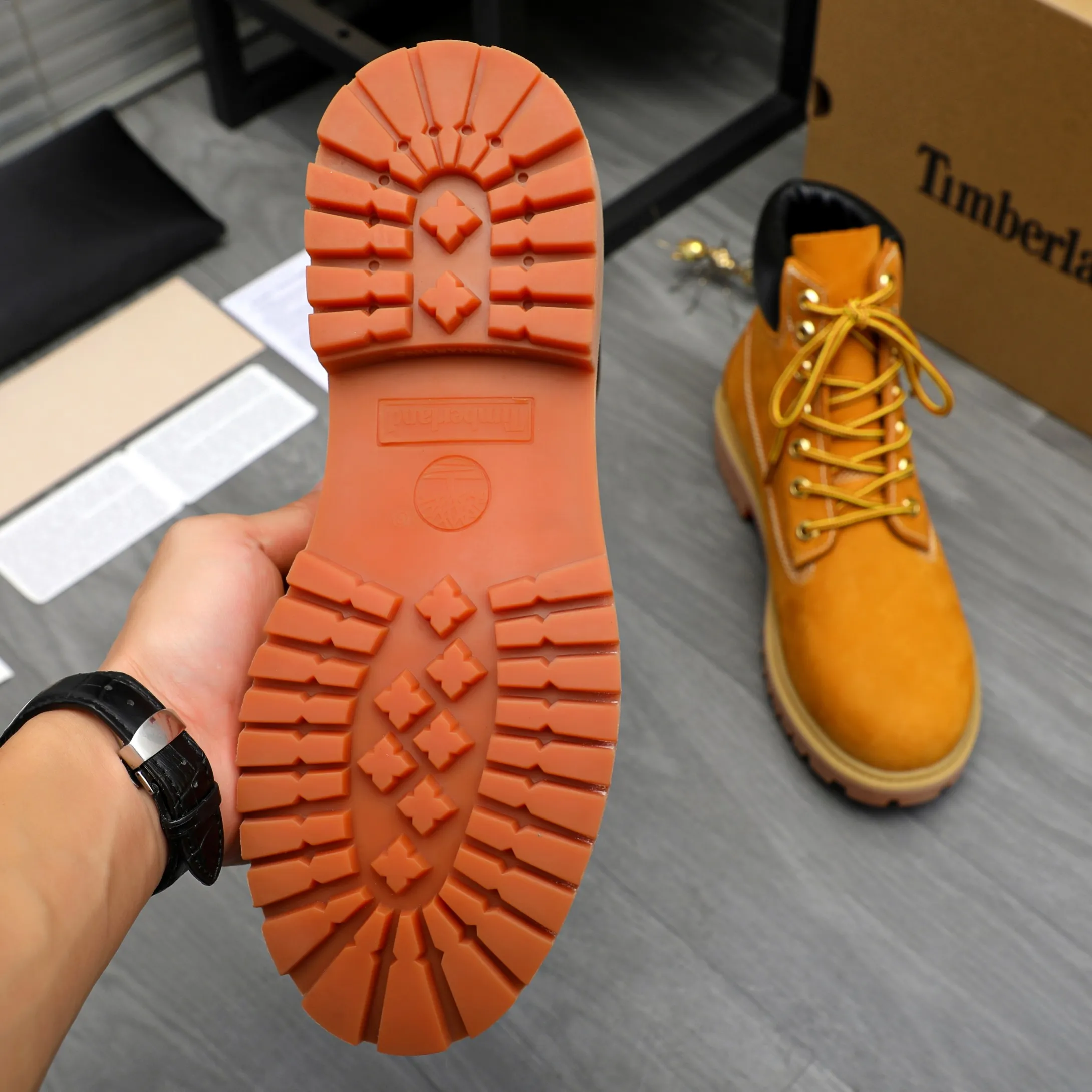 Men's shoes 💰p480 Product trademark: LV "Louis Vuitton" business lace-up high-top men's shoes Regular size: 38-44 Product material: Selected frosted cowhide upper, leather lining, original rubber outsole